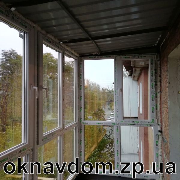 Незалежний дах із профнастилу на балконі