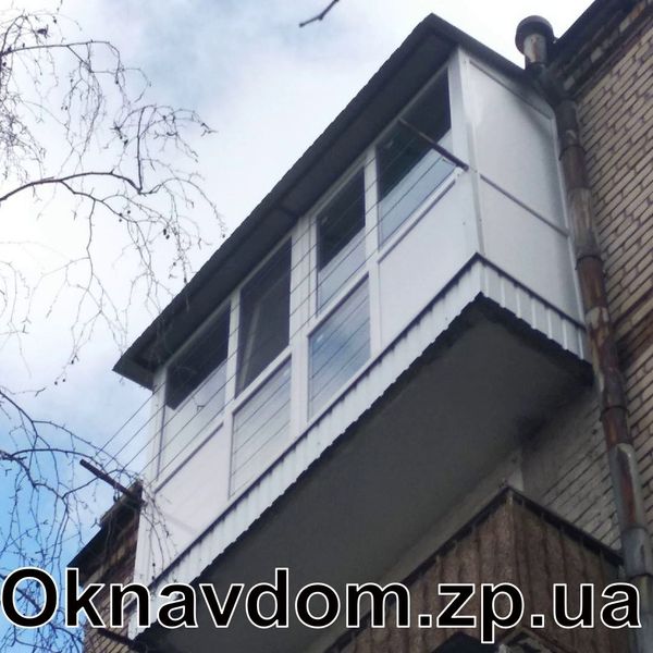 Французький балкон із дахом