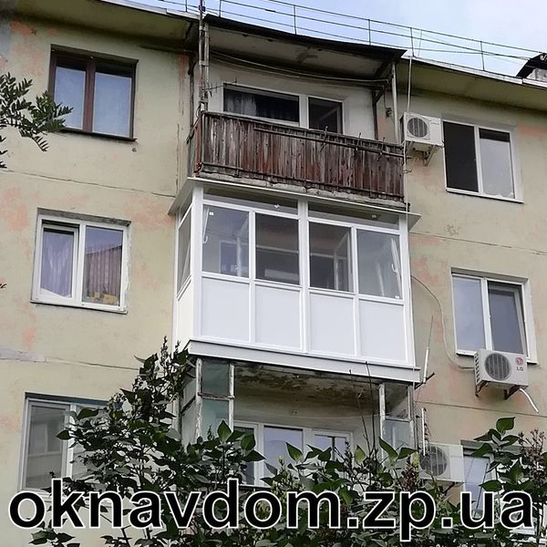 Французький балкон із бічними відкривними стулками