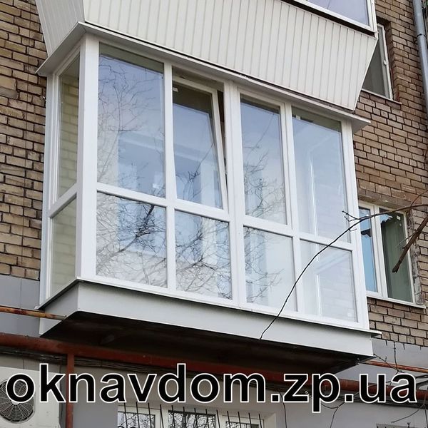 Французький балкон із прозорим склом