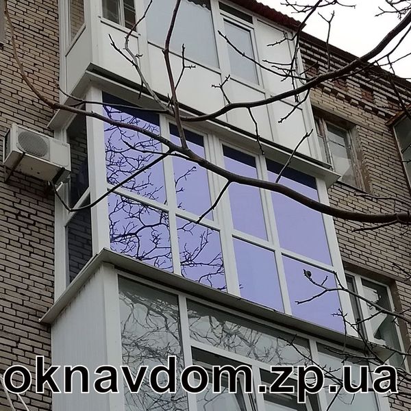 Французький балкон із рефлекторним блакитним склом
