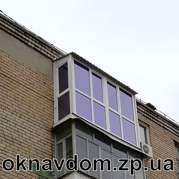 Французький балкон із рефлекторним блакитним склом з дахом