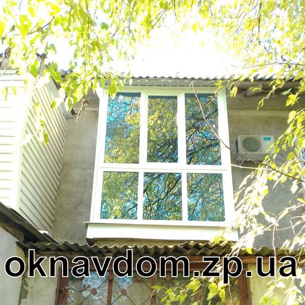 Французький балкон із блакитним рефлекторним склом