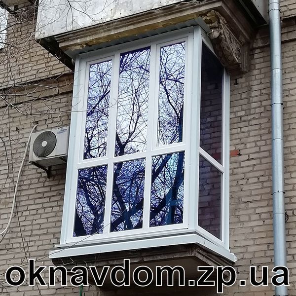 Французький балкон із блакитним рефлекторним склом