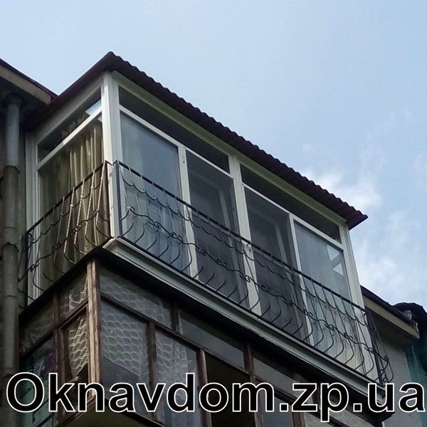Французький балкон із розширенням плити з ковкою