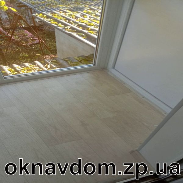 Французький балкон із блакитним рефлекторним склом