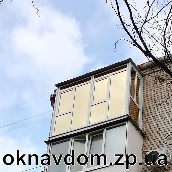 Французький балкон із дахом із тонуванням