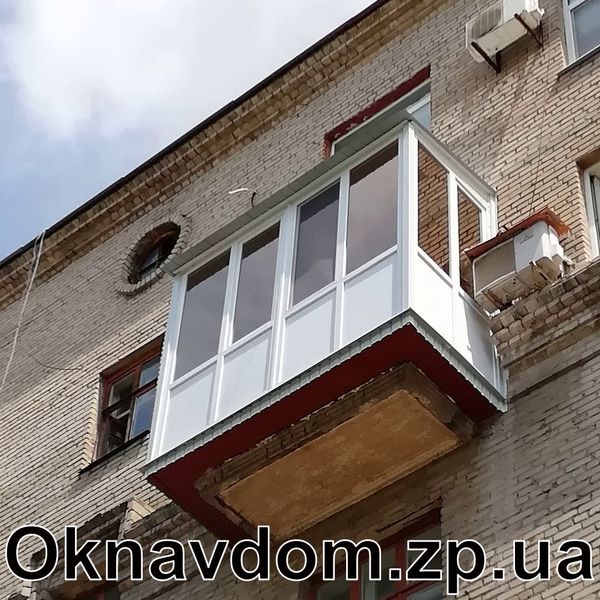 Французький балкон із розширенням по плиті в Запоріжжі. Для збільшення площі балкона було забито швелери в несучу стіну і таким чином зроблено незалежну плиту, тобто новий балкон стоїть на швелерах і на стару плиту немає жодного навантаження. Швелери знизу обварено металом, зроблено каркас під незалежний дах із профнастилу. Скління частково з рефлекторним склом кольору Bronza.