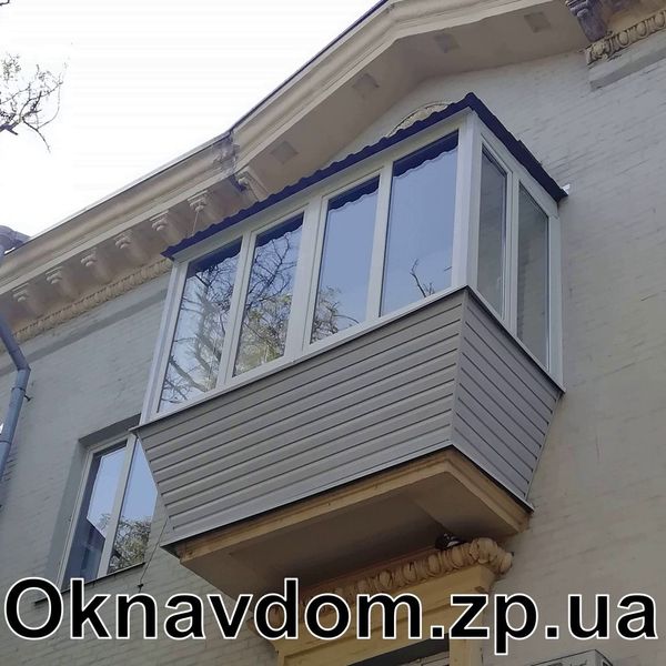 Балкон під ключ у Запоріжжі в повнометражному будинку. Зроблено розварку балкона на всі боки під підвіконня 400мм і каркас під незалежний дах із керамопласту під черепицю. Встановлено м/п раму з профілю rehau 60 на німецькій фурнітурі Roto, скління по всьому периметру балкона з відкривними бічними частинами. Балкон обшито зовні сірим сайдингом. Зроблено підлогу з дерев'яних лаг і OSB плити, утеплено пінопластом, зверху лінолеум. Стелю утеплено пінопластом і обшито пластиком.