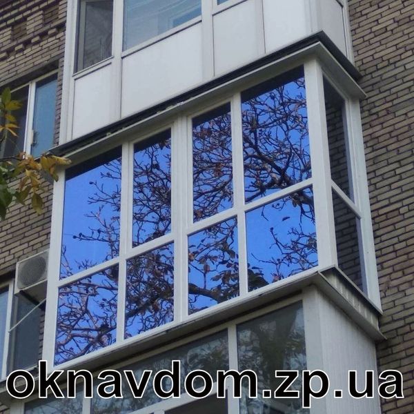 Французький балкон у цегляній 5-поверхівці в Запоріжжі. Розварка під встановлення французького балкона з підняттям рівня підлоги (підлога в кімнаті та на балконі на одному рівні), зовні перепад закривається профнастилом. Скління балкона з п'ятикамерного профілю Steko, склопакет із рефлекторного скла Blue Reflect 32% поглинання світла та додаткова прохолода, плюс ефект дзеркала за певного освітлення.