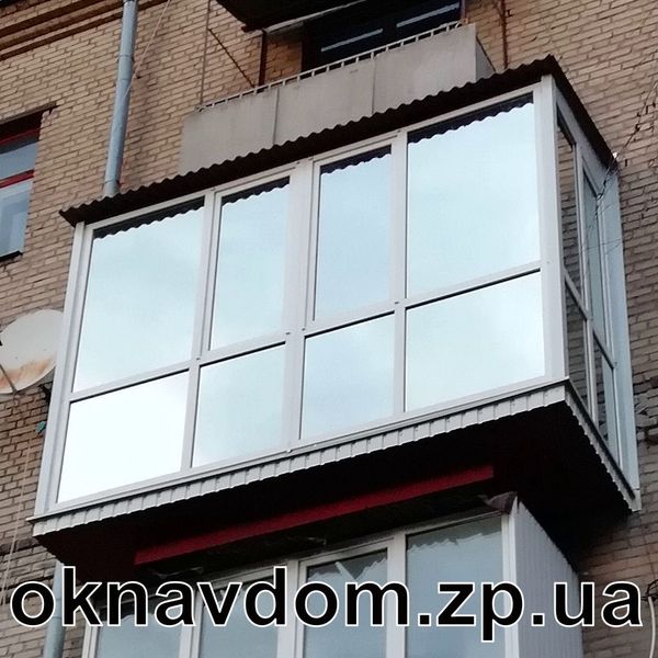 Французький балкон із тонувальною плівкою срібло 35, профіль Rehau 60, розширення плити по основі швелерами, розварка балкона з безшумним дахом із керамопласту.