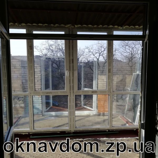 Двостулкові штульпові двері — вихід на балкон, при відкритті двох стулок балкон стає частиною кімнати