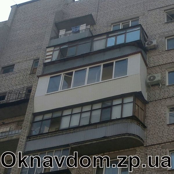 Балкон під ключ у 14-поверхівці Запоріжжя. Розварка шестиметрового балкона з виносом уперед, якісний козирок із керамопласту. Зовнішню обшивку обрано профнастил, оскільки поверх високий, а профнастил краще витримує вітрові навантаження. Металопластикове вікно 6 частин, два відкривання.