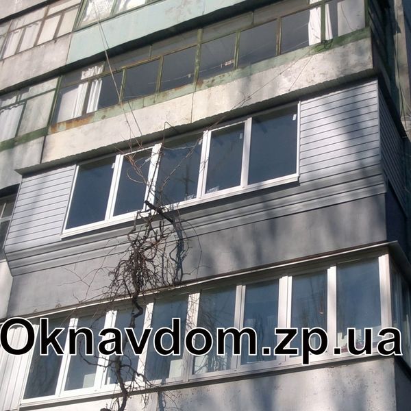 Балкон під ключ 6м у 9-поверхівці в Запоріжжі. У випадку коли перила — це бетонна плита, доцільніше зробити розварку коротка косинка — коли зашивається лише частина, де зроблено винос. Обшивка сайдинг, бетонну плиту пофарбовано за бажанням клієнта. Пластикові вікна на балкон із 5 частин, два відкривання достатньо для миття вікон. По боках зашивка сайдингом під шафи.