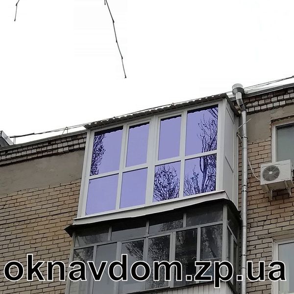 Французький балкон під ключ у Запоріжжі. Зроблено каркас під встановлення французького балкона з підняттям рівня підлоги та незалежний дах, оскільки останній поверх. Скління балкона з рефлекторного скла блакитного кольору. Одну бічну частину закрито сендвіч-панеллю, іншу скло зі стулкою. Французький балкон — це стильно, надійно та економно. Після встановлення французького скління ви заощаджуєте на внутрішній обшивці та утепленні.