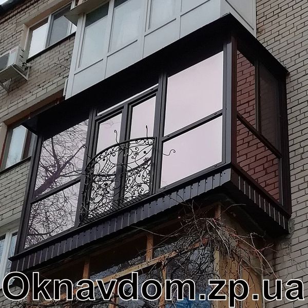 Розварка з розширенням плити на основі швелерів. Швелер зашито профнастилом. Французьке скління з ламінованого профілю WDS із тонованим склопакетом бронза, центральні стулки виконані у вигляді дверей. Встановлено декоративні перила з кованими елементами.
