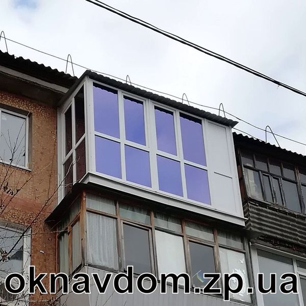 Французький балкон із розширенням плити в Запоріжжі. Для збільшення основи балкона було зроблено незалежний каркас від плити балкона за рахунок швелерів, які забиваються в несучу стіну будинку і несуть на собі все навантаження. Збільшення плити на кутиках із навантаженням на стару балконну плиту, яка не призначена для таких навантажень, — дуже небезпечно, хоча багато хто так робить, бо це дешево. Розварка під французьке скління та незалежний дах. Скління балкона з рефлекторного скла з дзеркальним ефектом. Одну бічну частину закрито термопанелями під встановлення шафи.