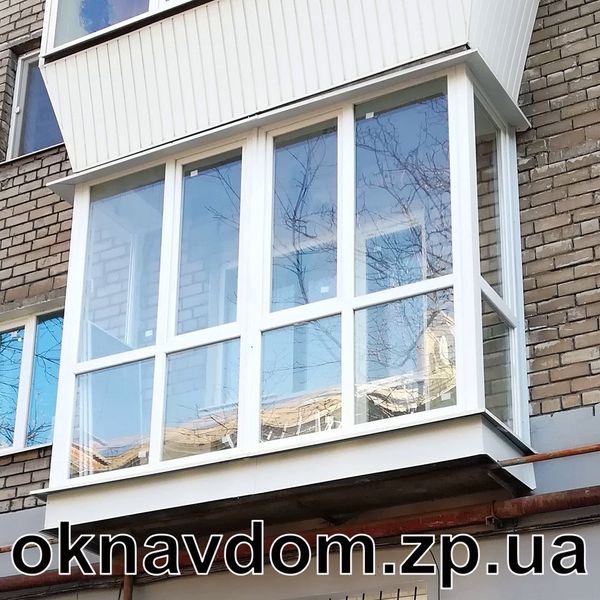 Французький балкон під ключ у Запоріжжі. Зроблено каркас під встановлення французького балкона з підняттям рівня підлоги. Скління балкона повністю скло без тонування, бічні частини відкривні. Після встановлення французького скління ви заощаджуєте на внутрішній обшивці та утепленні.