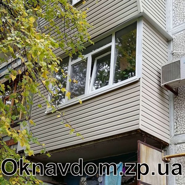 Балкон без виносу в панельній 9-поверхівці в Запоріжжі, обшивка сайдинг