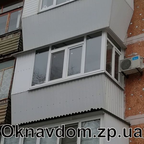 Балкон із виносом у панельній хрущовці Запоріжжя. Розварка під підвіконня 350мм, обшивка зовнішня профнастил, козирок оцинковка. Скління балкона г-подібне, бічна частина відкривна для обслуговування кондиціонера, одну частину зашито під шафу.
