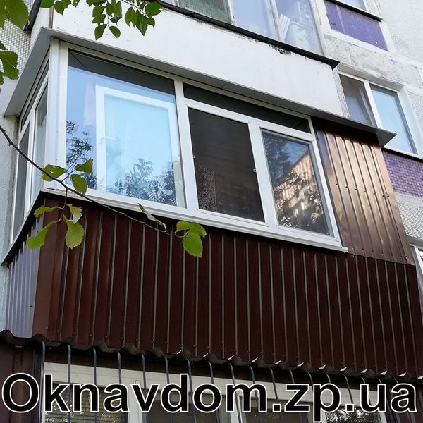 Балкон під ключ у 9-поверхівці в Запоріжжі. Розварка поверх бетонних плит із виносом під підвіконня з обшивкою профнастилом. Металопластикові вікна г-подібно, бічне вікно відкривне. Горизонтальні відсічки на відкривних стулках під білизняну сушарку. Одну бічну частину зашито під шафу.