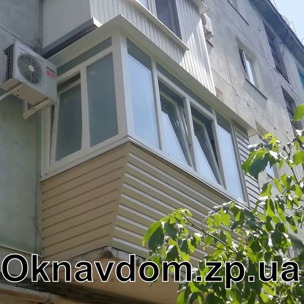 Балкон під ключ у Запоріжжі, розварка з виносом під підвіконня, обшивка зовнішня сайдинг. Скління Г-подібне з профілю Aluplast Ideal 2000, бічне вікно — скло кризет, світло пропускає, але не видно, що всередині.
