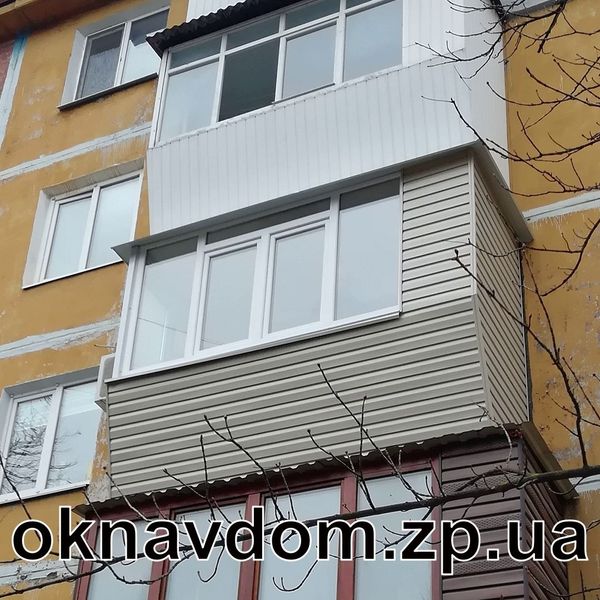 Розварка балкона з виносом уперед під підвіконня 350мм, обшивка зовнішня сайдинг. Скління балкона г-подібне, одну частину зашито під шафу.