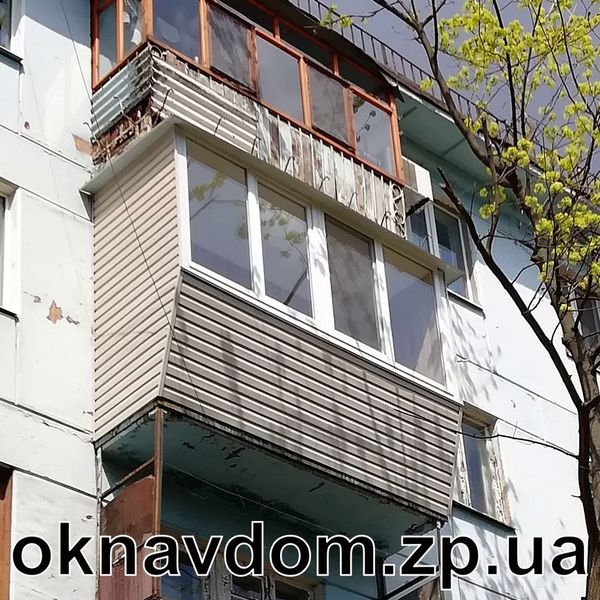 Балкон під ключ у Запоріжжі, розварка з виносом під підвіконня, обшивка зовнішня сайдинг. Скління по фасаду на всю довжину, бічні стінки зашито сайдингом. Внутрішня обшивка ламінованим пластиком, дерев'яна підлога з лінолеумом.