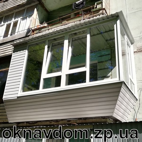 Балкон із розширенням по плиті в Запоріжжі. Для збільшення площі балкона було забито швелери в несучу стіну і таким чином зроблено незалежну плиту, тобто новий балкон стоїть на швелерах і на стару плиту немає навантаження. Швелери знизу обварено металом, зроблено розварку під підвіконня 450мм вперед і вбік на висоті 50см, чим додатково збільшено площу балкона. Площа балкона по стелі вийшла 6м2 (стара плита 2,5м2). Розварено каркас під незалежний дах із профнастилу. Балкон зовні обшито сайдингом, одну частину зашито під шафу. Скління балкона г-подібне з профілю Rehau, висоту вікон збільшено за рахунок рівня підвіконня. Вийшла подоба французького балкона з широким підвіконням, якого багатьом не вистачає на французькому балконі. Відкривні стулки зроблено не на всю висоту, з міркувань безпеки і щоб предмети на підвіконні не заважали під час відкривання.
