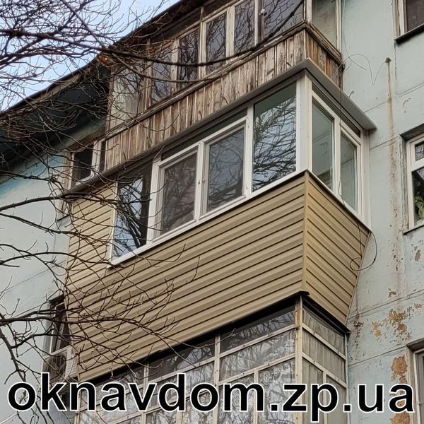 Сделана разварка под подоконник в перед и вбок, обшит снаружи сайдингом, остекление г-образное Rehau
