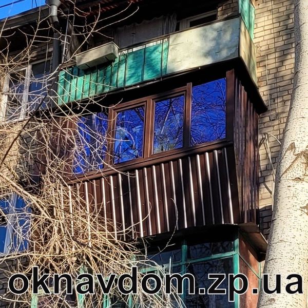 Розварка з виносом під підвіконня, обшивка зовнішня профнастил. Скління ламінованим профілем, скло рефлекторне блакитне з дзеркальним ефектом