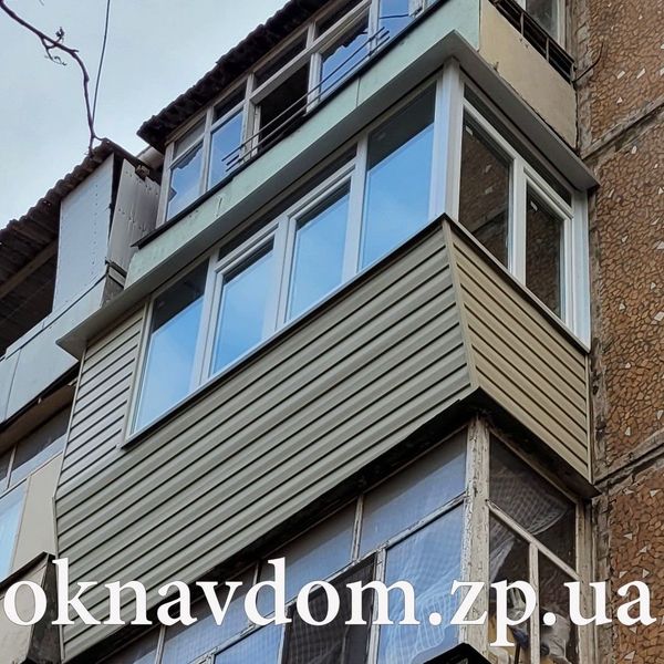 На балконі виконано демонтаж старого балкона, зроблено новий каркас із розваркою під підвіконня, обшивка сайдинг, г-подібне скління, внутрішня обшивка пвх безшовний з утепленням.
