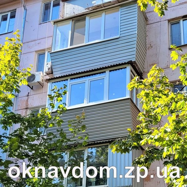 Балкон під ключ у 5-поверхівці, зроблено новий каркас із розваркою під підвіконня, обшивка сайдинг, безшумний козирок із керамопласту. Скління п-подібне, з відкривними бічними вікнами, горизонтальні імпости для зручності користування білизняною сушаркою.