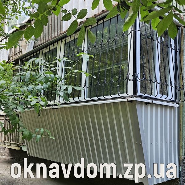 Балкон с разваркой под подоконник в  Запорожье, обшивка наружная профнастил, решетка.