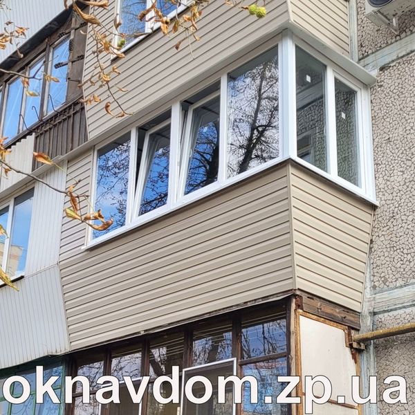 Балкон с разваркой под подоконник вперед и вбок, г-образное остекление, обшивка наружная сайдинг
