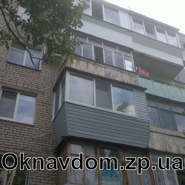 Балкон під ключ у цегляній хрущовці Запоріжжя. Розварка з виносом уперед і вбік під підвіконня 350мм, обшивка зовнішня сайдинг, козирок керамопласт. Скління балкона г-подібне з профілю Rehau 60, одну частину зашито під шафу.
