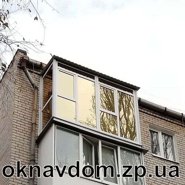 Французький балкон із дахом у Запоріжжі. Зроблено розварку під французьке скління з дахом. Скління профілем Rehau зі склопакетом із тонуванням плівкою. Зроблено дерев'яну підлогу, стелю підшито пластиком, освітлення точковими світильниками, стельова білизняна сушарка. Внутрішню стіну облицьовано декоративною гіпсовою плиткою.